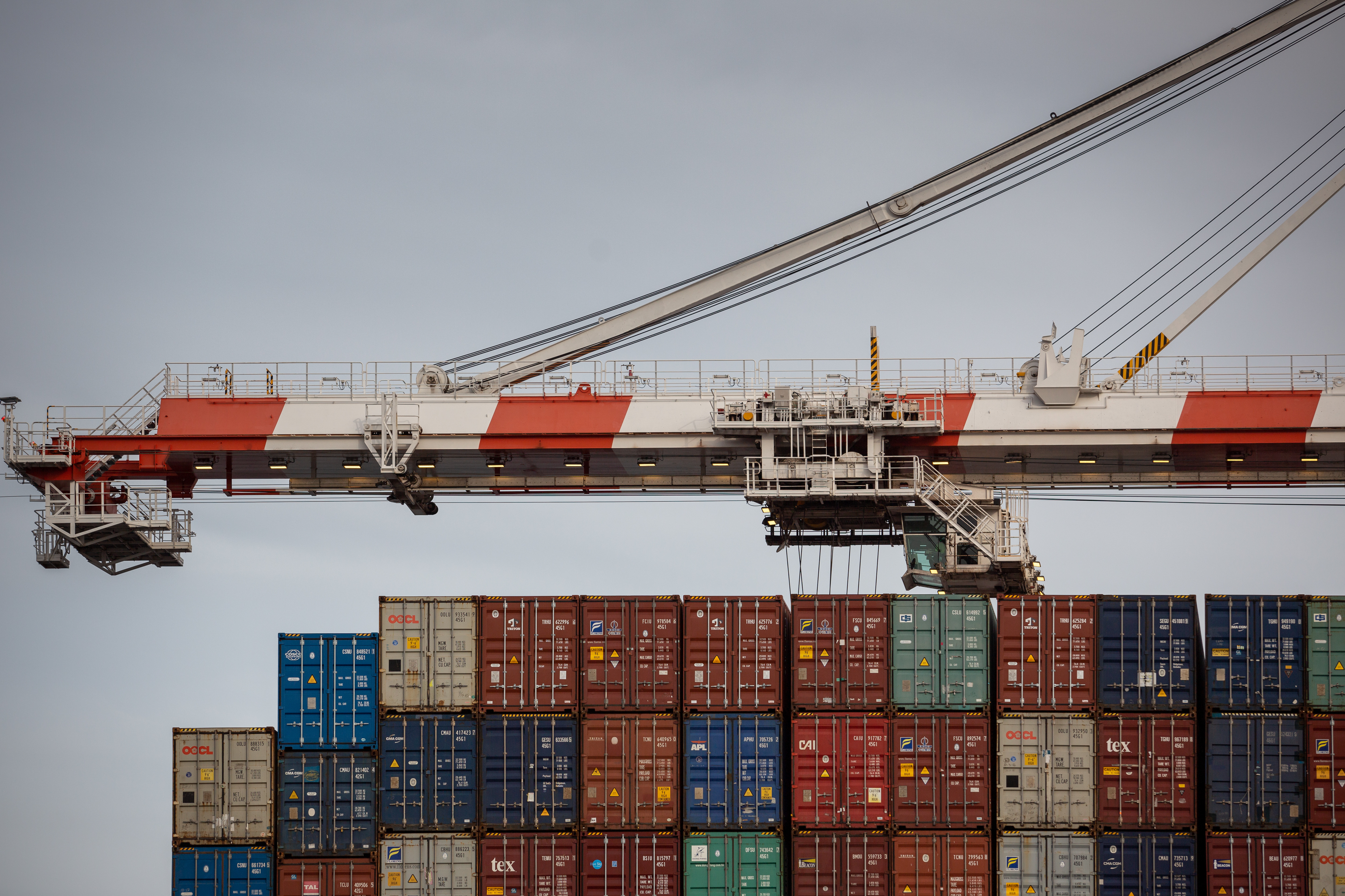 Loading shipping containers